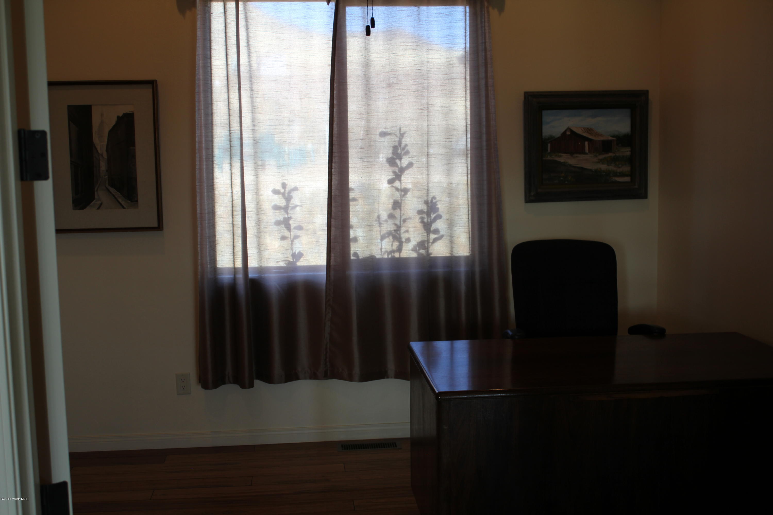 Bedroom/ Office