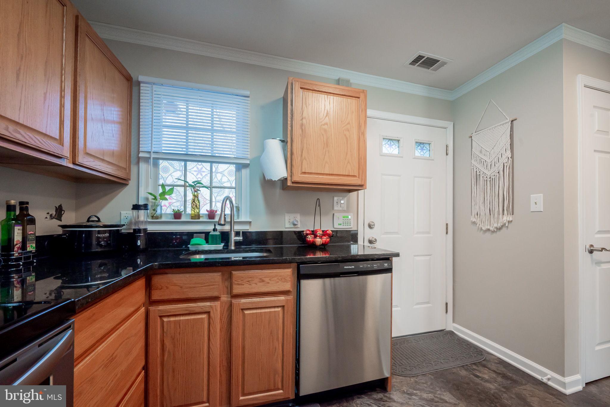 48 East Village Road Newark, DE 19713 - Photo 11 of 25 New Stainless Appliances