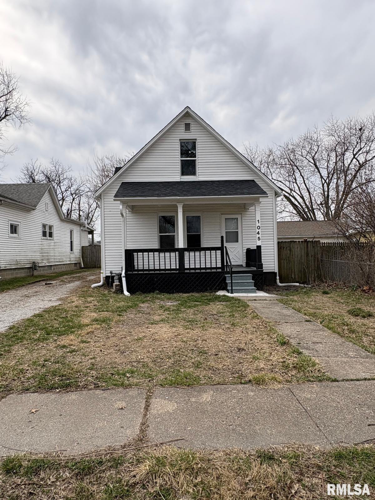 1045 Osburn Avenue Springfield, IL 62702 - Photo 2 of 31