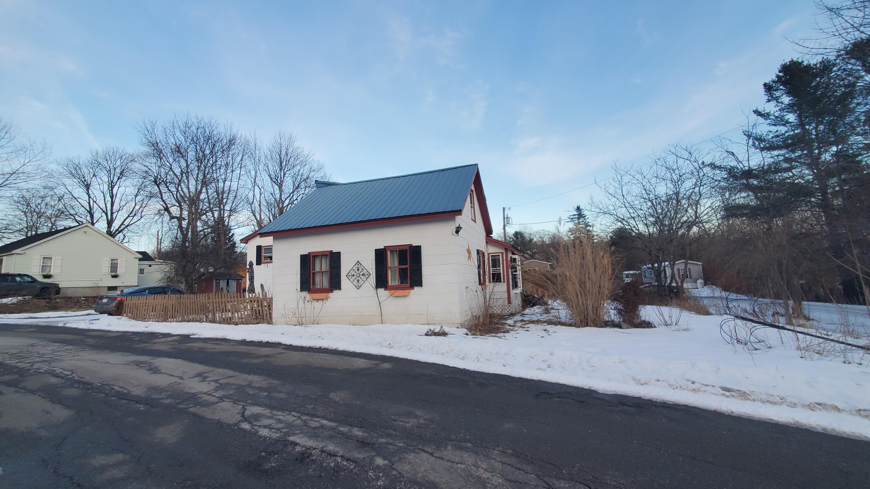 29 Oak Street Bucksport, ME 04416 - Photo 6 of 51 20260113_160028