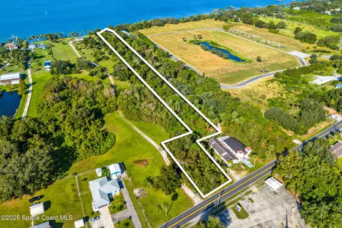 a view of a tennis court