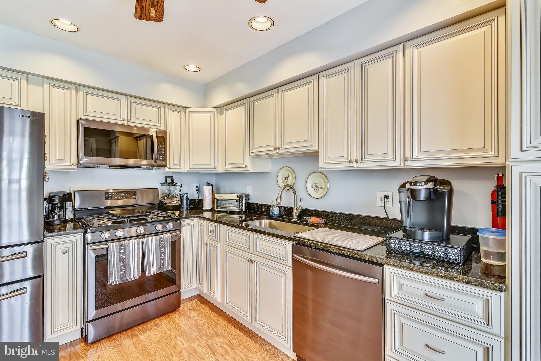 Upgraded Stainless Steel Appliances & Granite