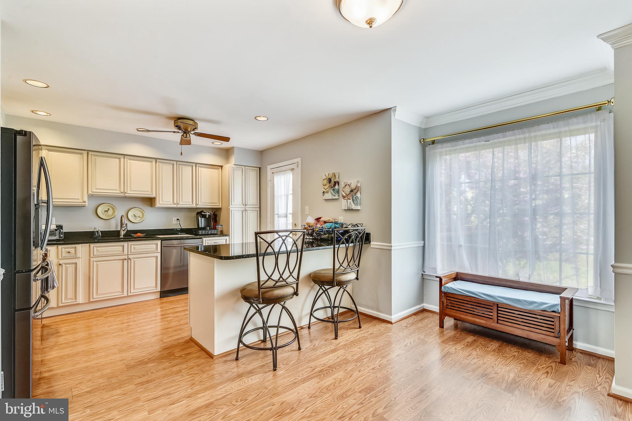 Kitchen w eat-in area