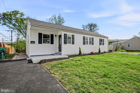 a view of a house with backyard