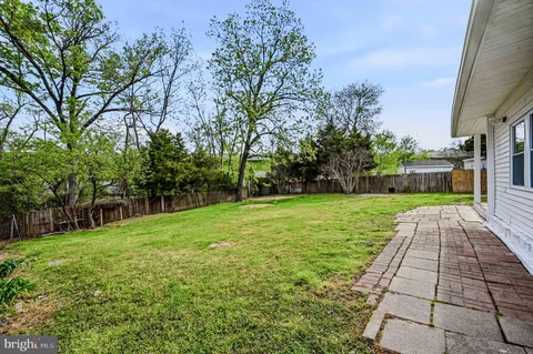 a view of yard with green space