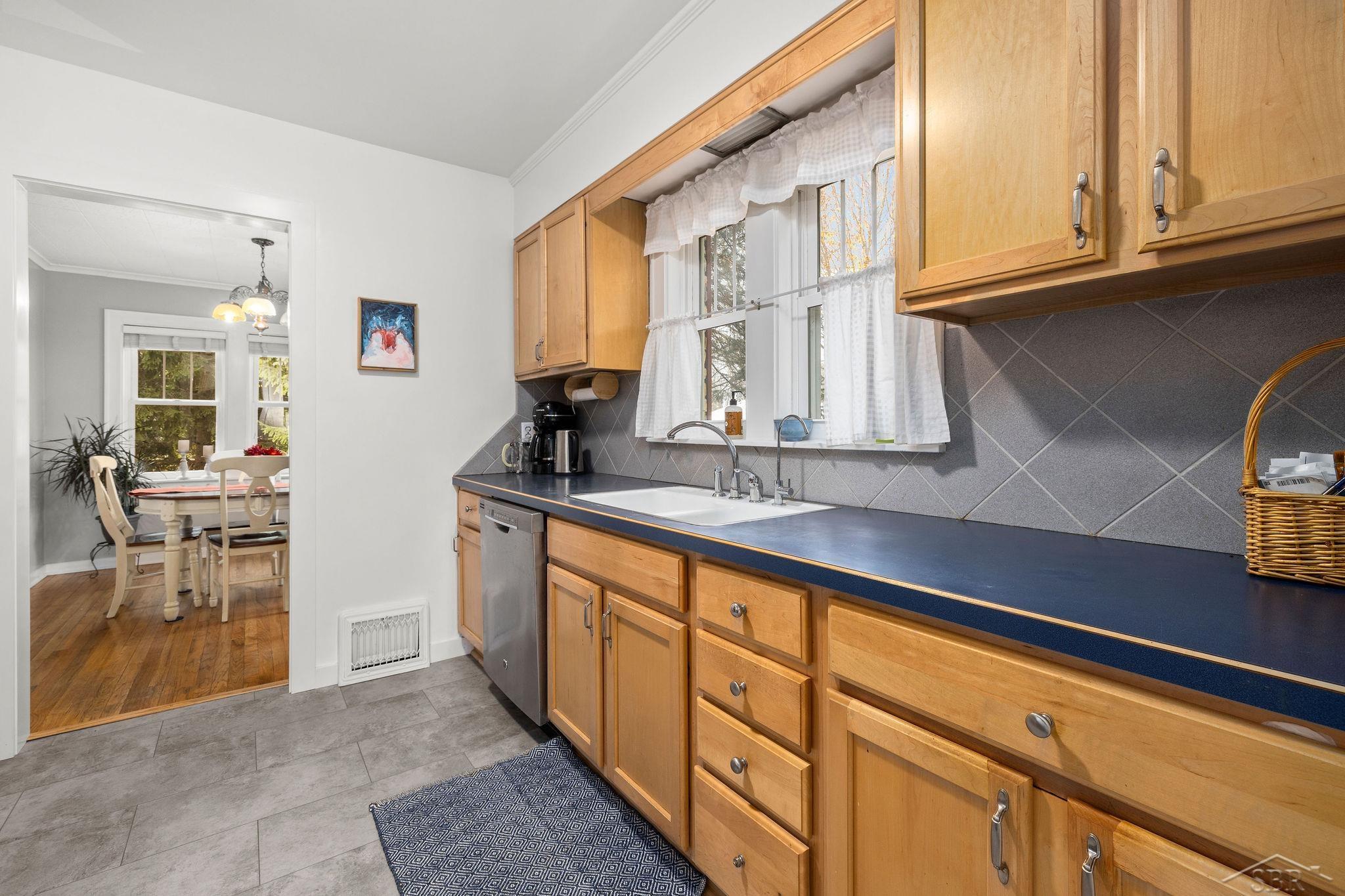 305 Adams Road Saginaw, MI 48609 - Photo 8 of 47 Kitchen