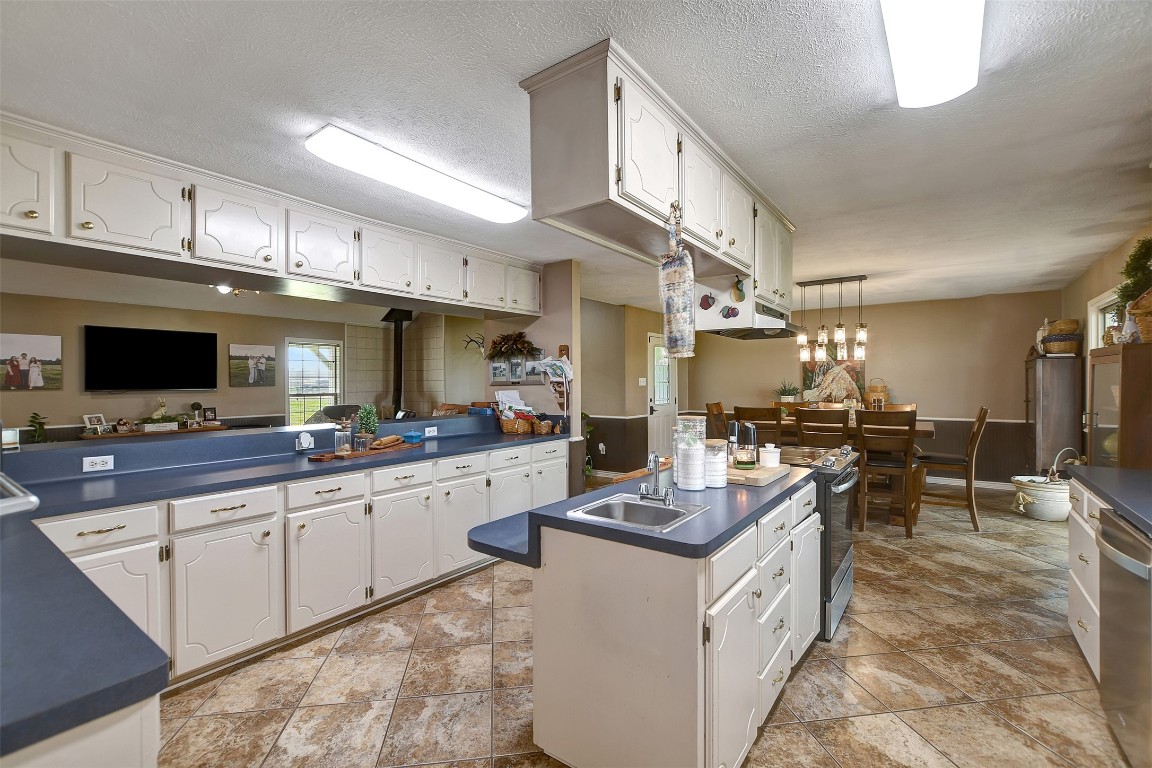 599 County Road 295 Garrison, TX 75946 - Photo 15 of 50 a kitchen with lots of counter top space