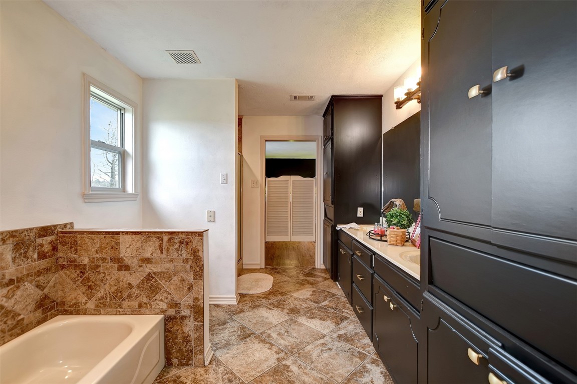 599 County Road 295 Garrison, TX 75946 - Photo 30 of 50 a spacious bathroom with a tub sink and mirror