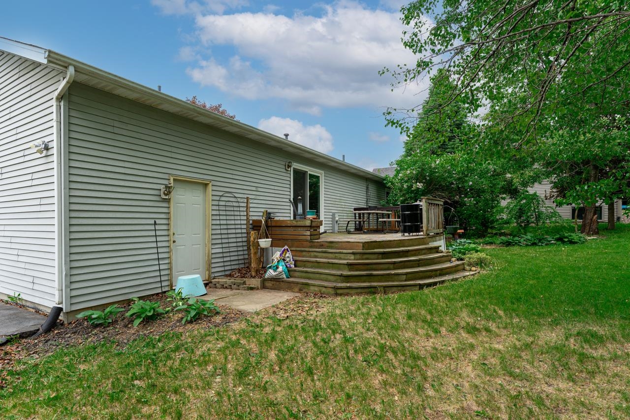 1084 Winborne Road Lake Summerset, IL 61019 - Photo 20 of 27 a front view of a house with a garden
