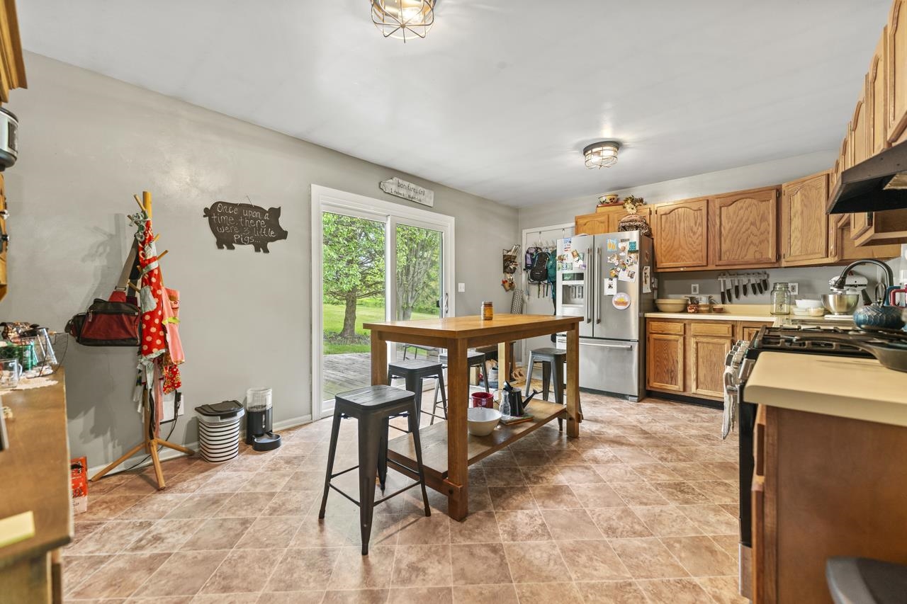 1084 Winborne Road Lake Summerset, IL 61019 - Photo 5 of 27 a dining room filled a table and chairs in a room