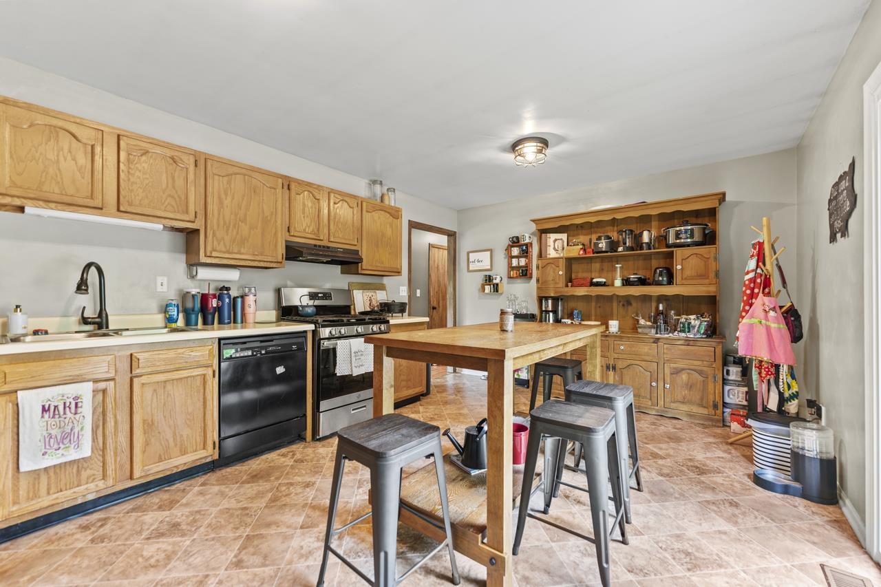 1084 Winborne Road Lake Summerset, IL 61019 - Photo 6 of 27 a kitchen with stainless steel appliances granite countertop a refrigerator and a stove top oven