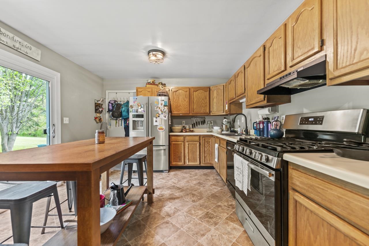 1084 Winborne Road Lake Summerset, IL 61019 - Photo 7 of 27 a kitchen with stainless steel appliances granite countertop a stove and a refrigerator