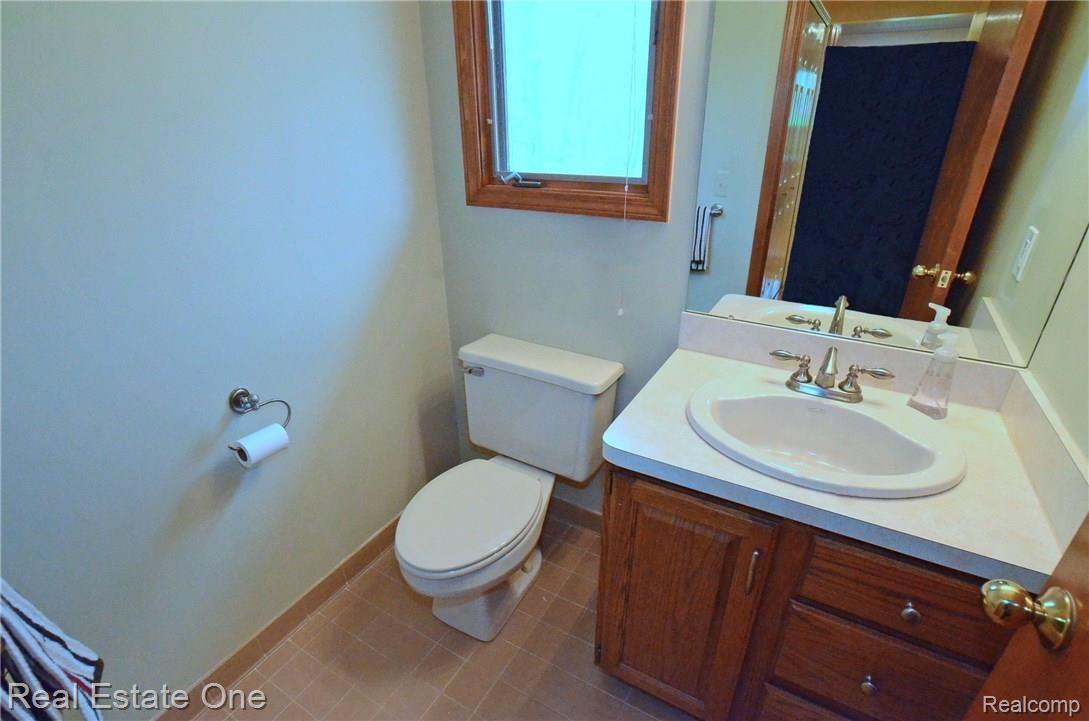 9537 Klais Road Clarkston, MI 48348 - Photo 6 of 24 Bath - Half.jpg
