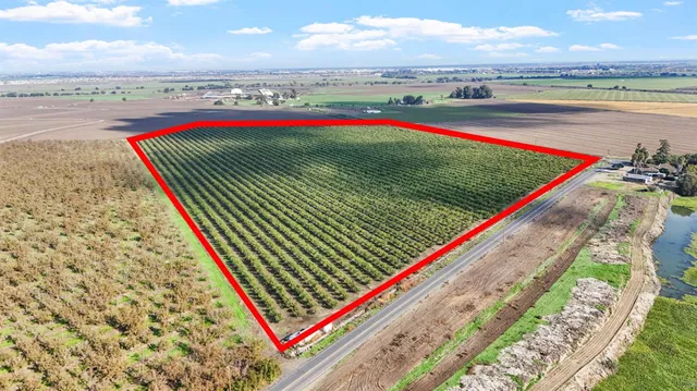 a view of an outdoor space