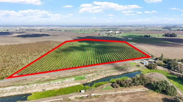 a view of a tennis court