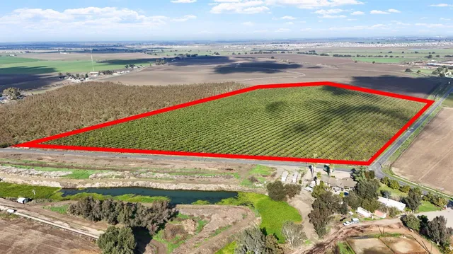 a view of an outdoor space and lakeside