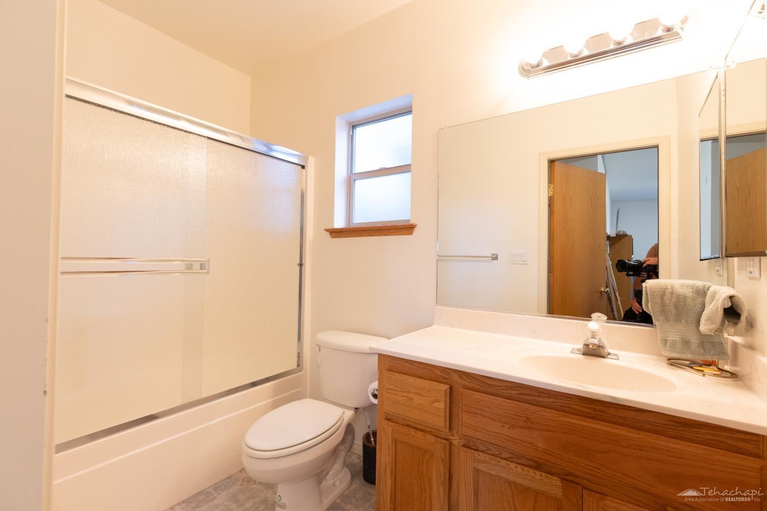 26681 Stirrup Way Tehachapi, CA 93561 - Photo 36 of 55 Full bathroom off 3 car garage...