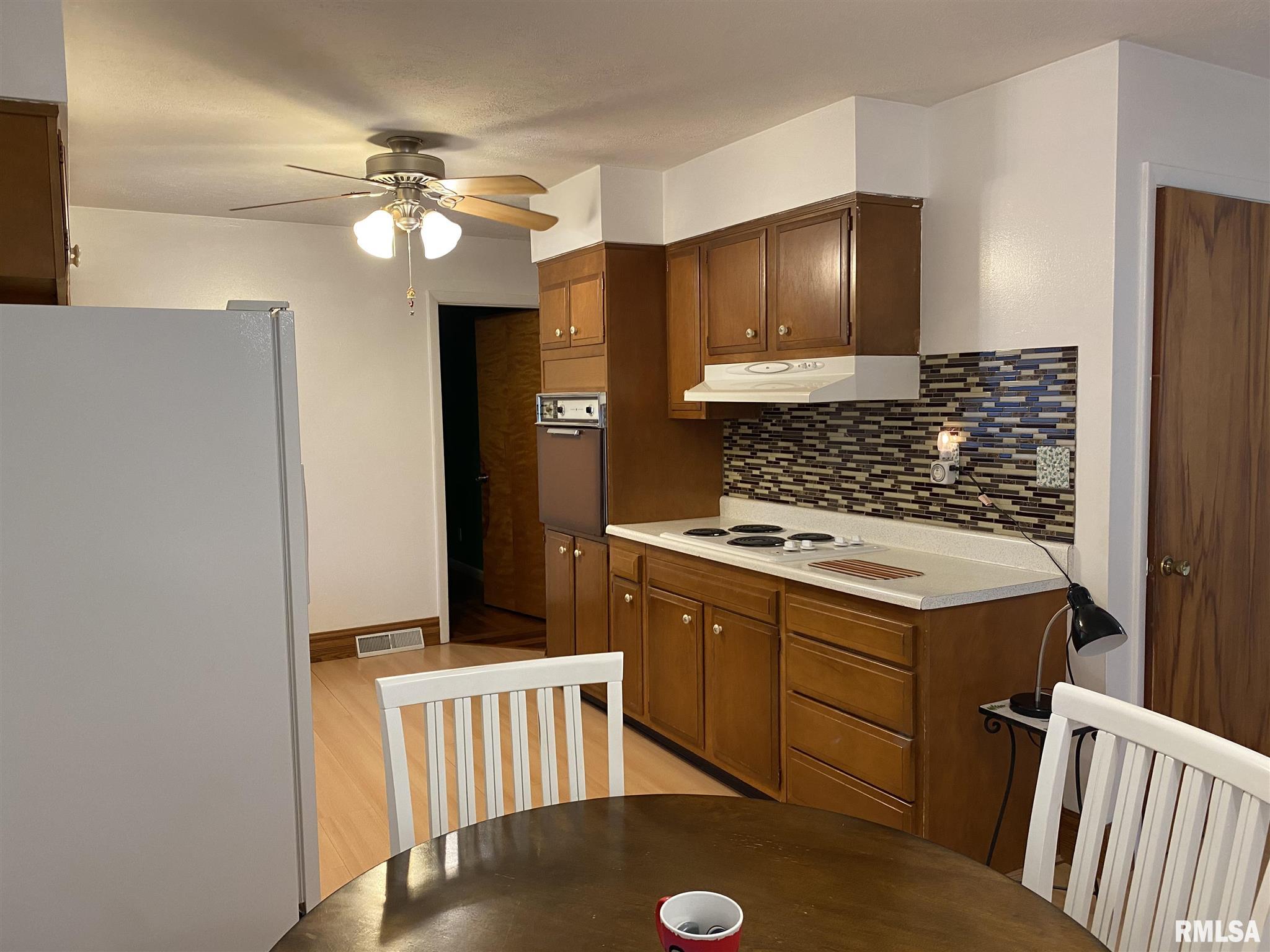 1828 Wolfe Street Springfield, IL 62702 - Photo 8 of 37