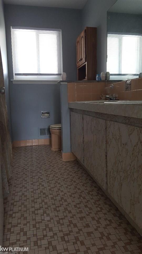 13657 Martin Warren, MI 48088 - Photo 24 of 38 31353992-23.JPG