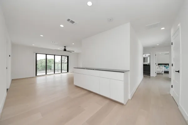 a view of livingroom with furniture