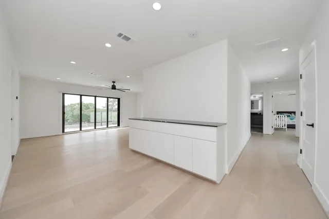 a view of livingroom with furniture