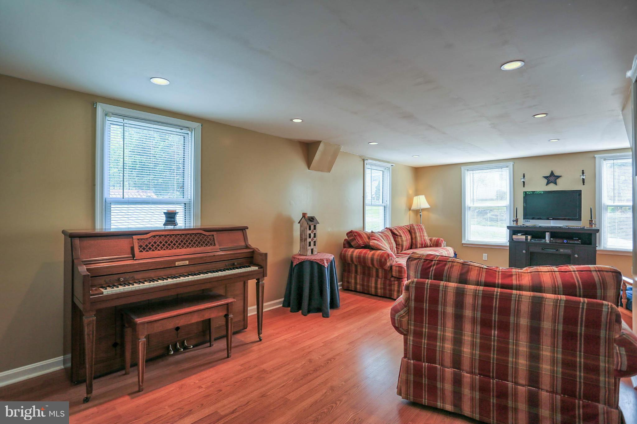 18558 Burnside Bridge Road Sharpsburg, MD 21782 - Photo 5 of 30 Living Room