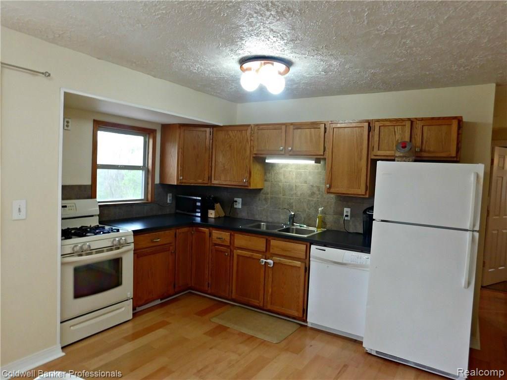 6750 Cuthbert Road White Lake, MI 48386 - Photo 12 of 40 kit4.JPG