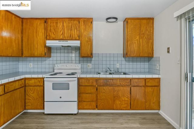 $2,500,000 | 7940 Bancroft Avenue, Oakland, CA 94605