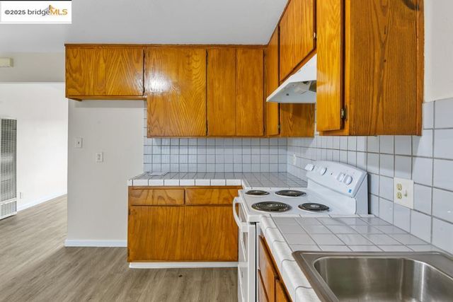 $2,500,000 | 7940 Bancroft Avenue, Oakland, CA 94605