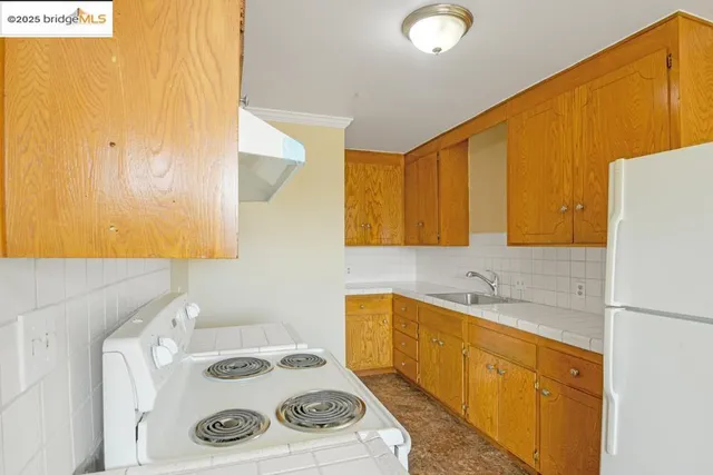 $2,500,000 | 7940 Bancroft Avenue, Oakland, CA 94605