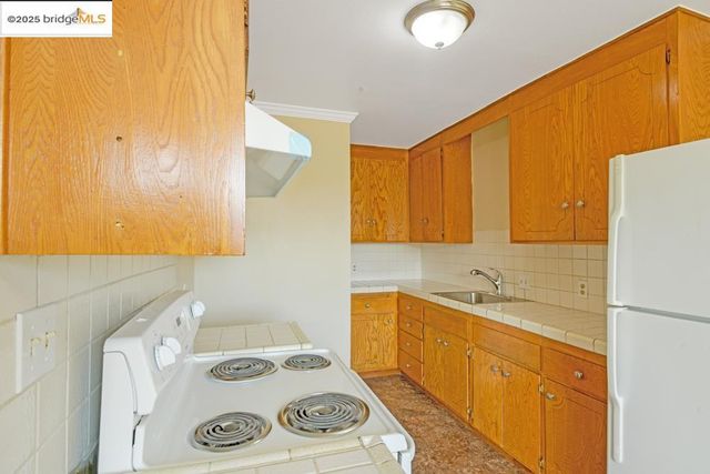 $2,500,000 | 7940 Bancroft Avenue, Oakland, CA 94605