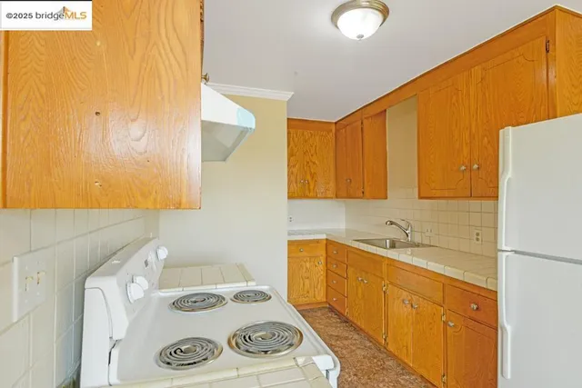 $2,500,000 | 7940 Bancroft Avenue, Oakland, CA 94605