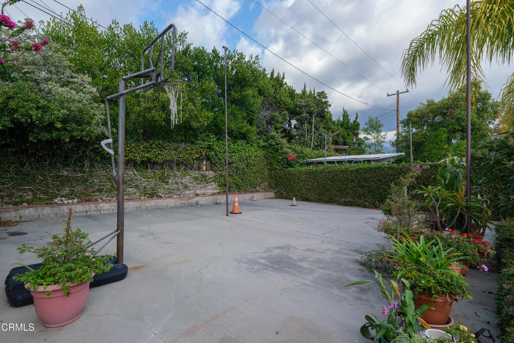 941 Chehalem Road La Canada Flintridge, CA 91011 - Photo 52 of 74 a view of a park with a fountain
