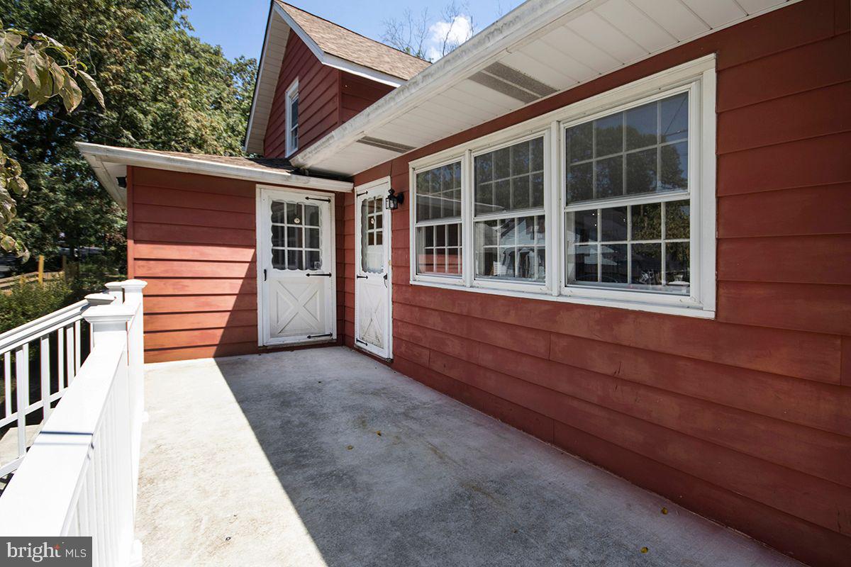 42 Smith Terrace Clementon, NJ 08021 - Photo 3 of 27 Front Patio