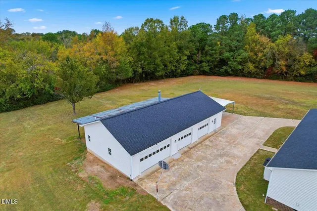 a view of a garage with the trees