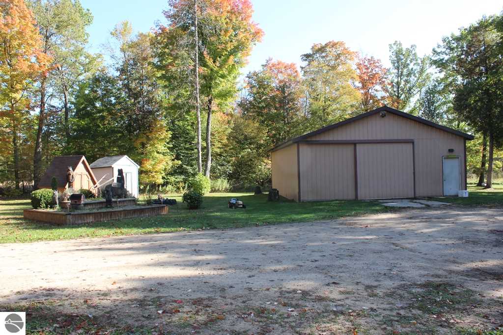 11267 South Mission Road Shepherd, MI 48883 - Photo 10 of 27 1777955-9.JPG