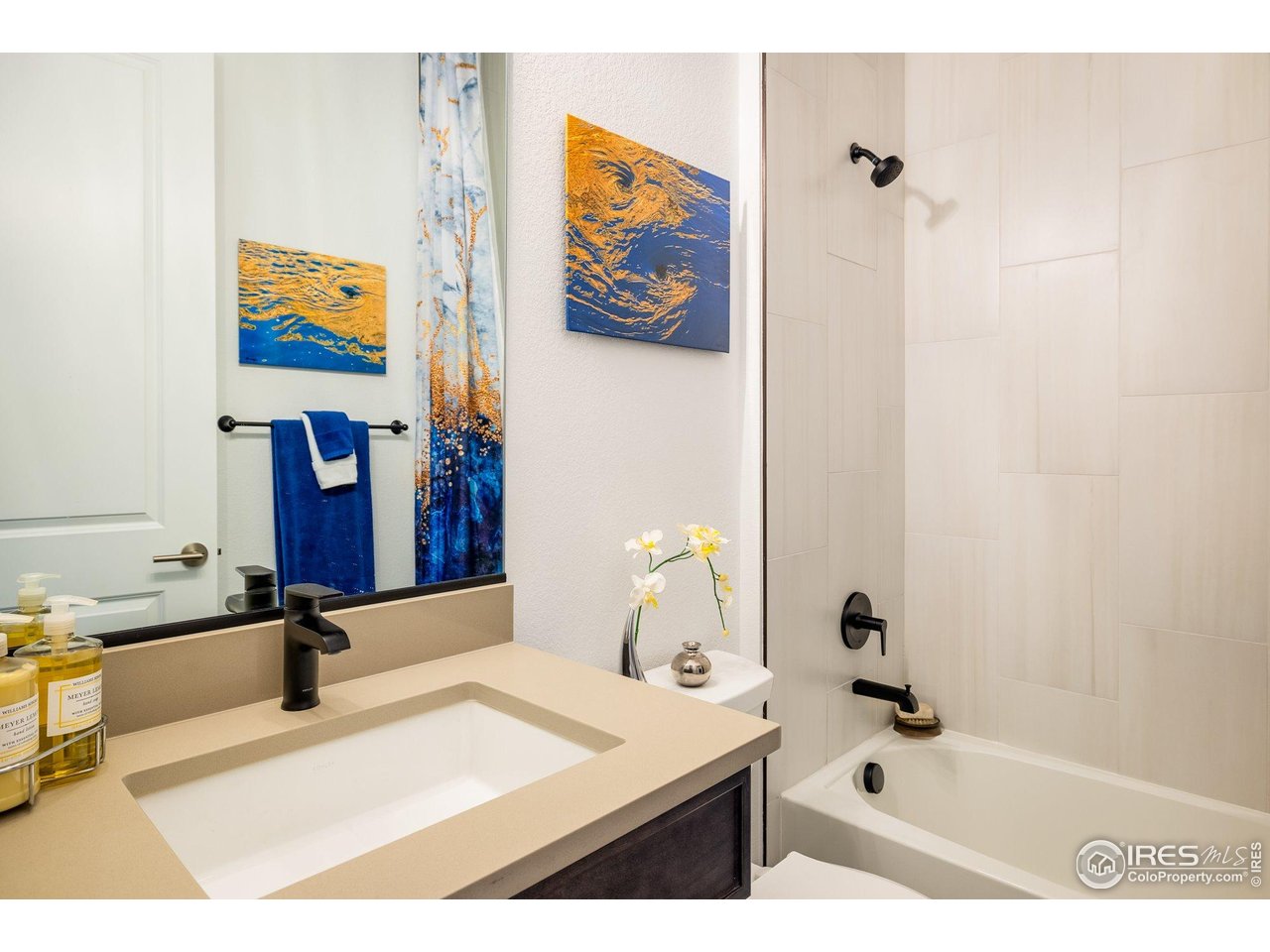 2940 Newfound Lk Road Berthoud, CO 80513 - Photo 22 of 42 a bathroom with a sink and a bathtub
