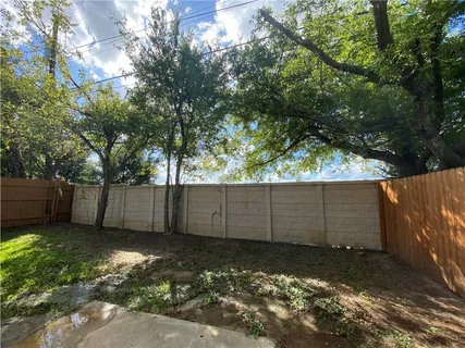 a view of a backyard