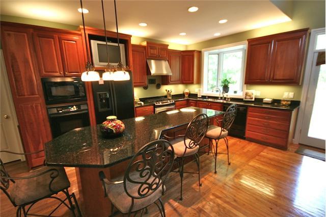 3123 Braintree Road Franklin, TN 37069 - Photo 5 of 20 OPEN KITCHEN WITH LARGE ISLAND, TRULY CUSTOM CABINETS WITH PLENTY OF EXTRAS, WETBAR, TV NICHE AND HARDWOOD FLOORING.