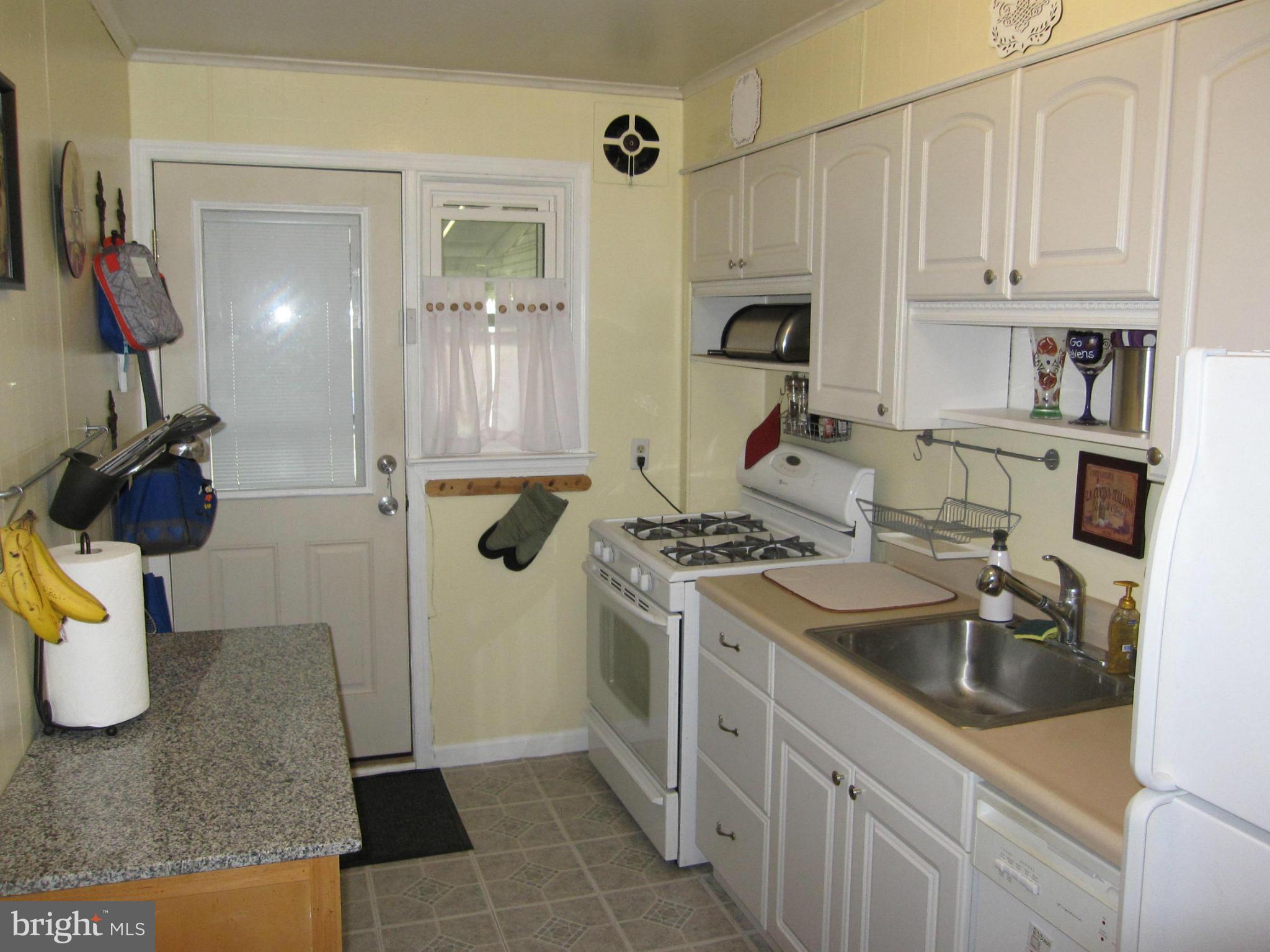 1678 Thetford Road Towson, MD 21286 - Photo 9 of 15 Kitchen