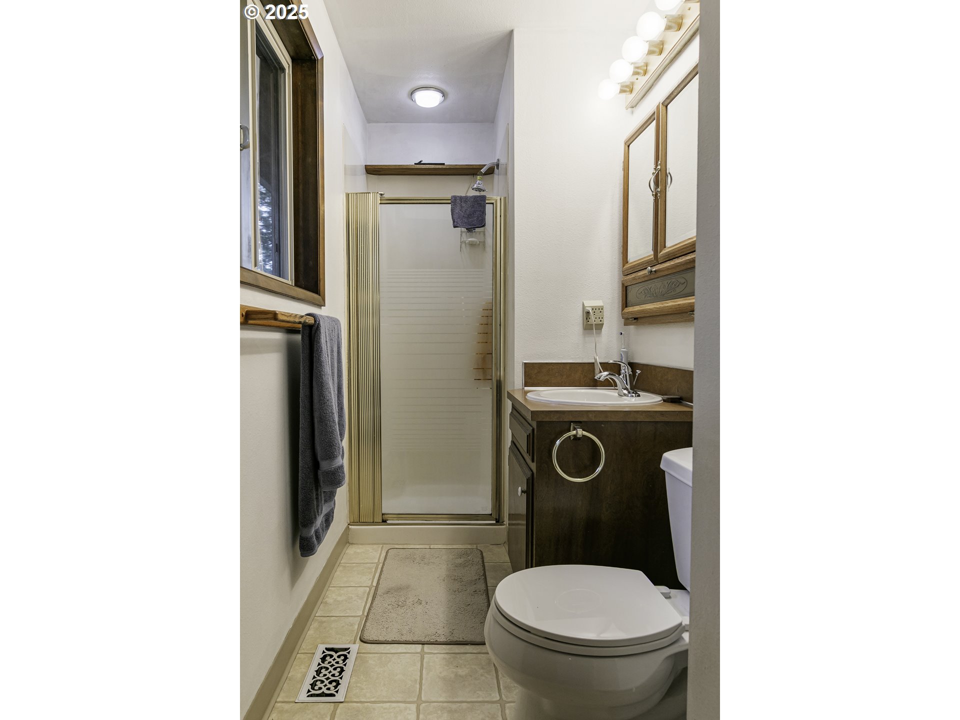 22285 Southeast Ridgeview Drive Damascus, OR 97089 - Photo 18 of 32 a bathroom with a toilet and a sink