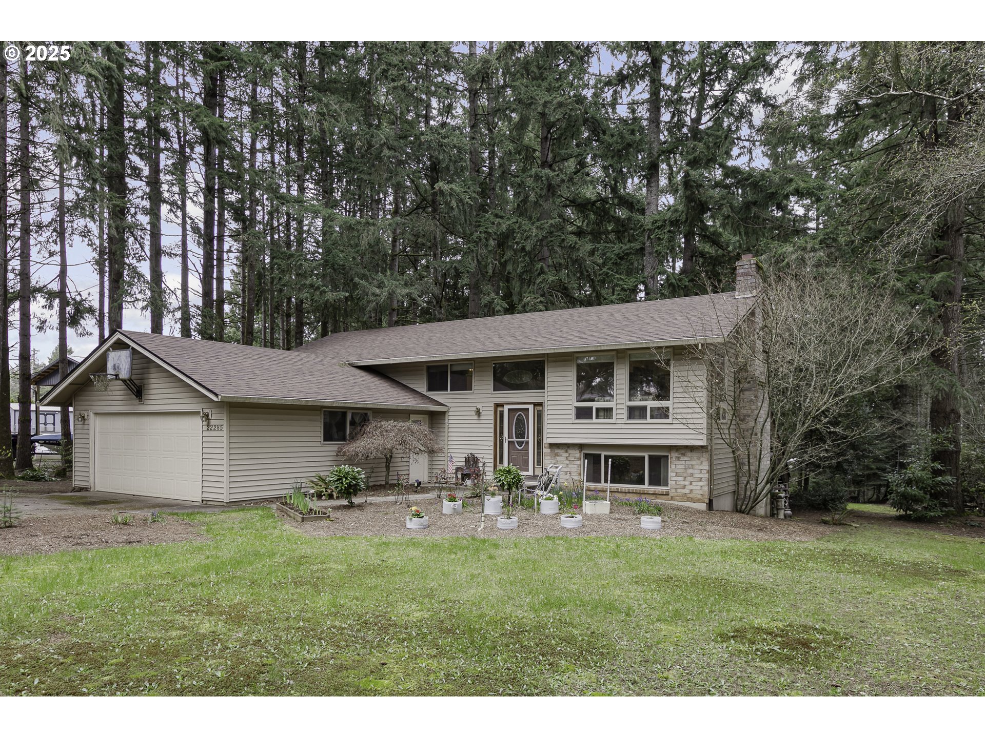 22285 Southeast Ridgeview Drive Damascus, OR 97089 - Photo 3 of 32 a front view of a house with garden