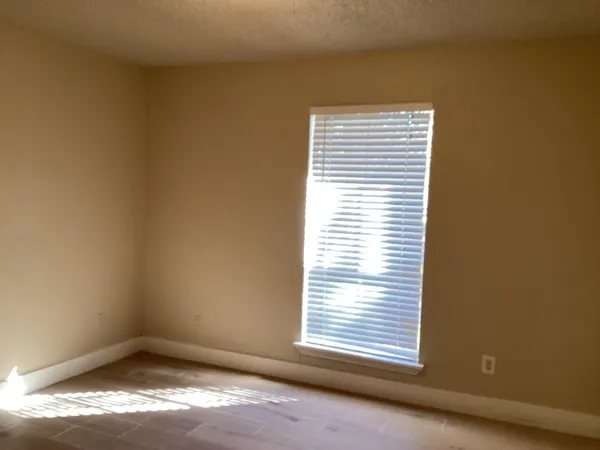 a view of empty room with window