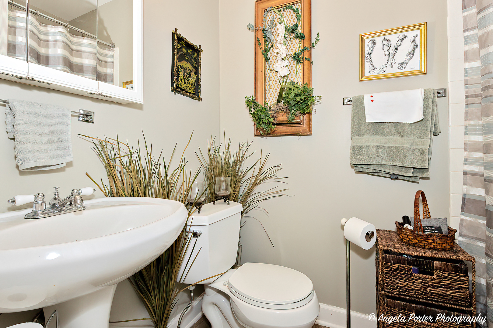 122 Bright Oaks Circle Cary, IL 60013 - Photo 14 of 28 a bathroom with a toilet a sink and a mirror