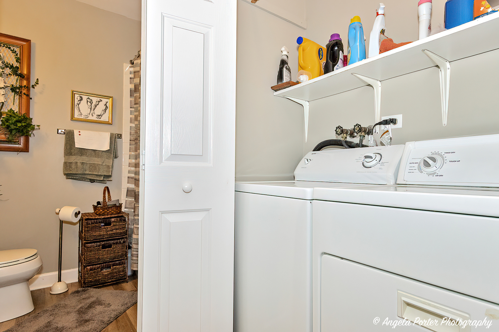 122 Bright Oaks Circle Cary, IL 60013 - Photo 15 of 28 a bathroom with a sink and a toilet