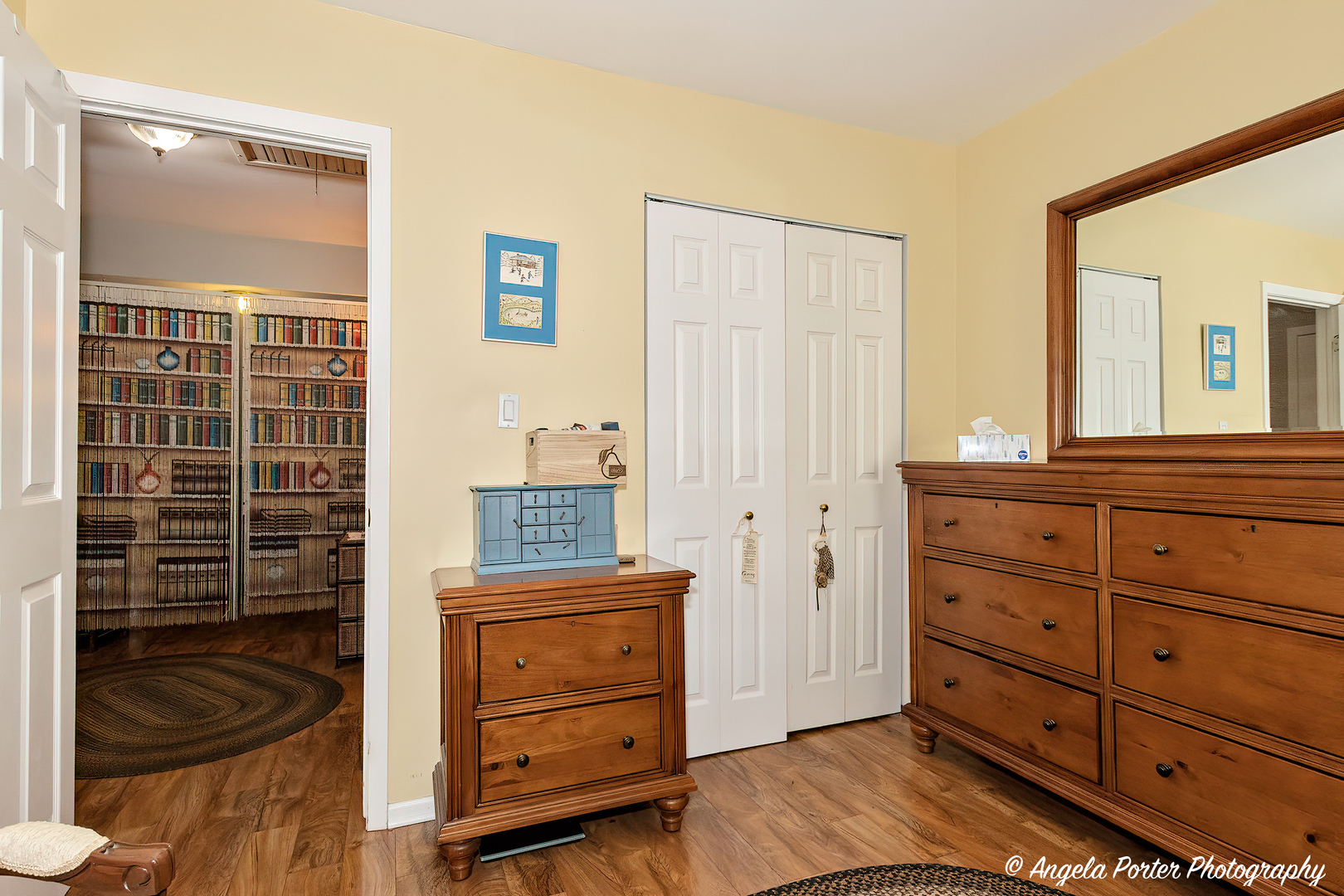 122 Bright Oaks Circle Cary, IL 60013 - Photo 17 of 28 a bedroom with a dresser and a mirror