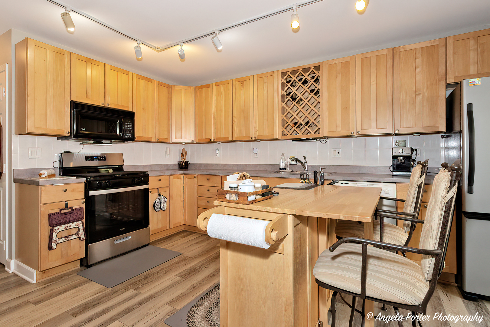 122 Bright Oaks Circle Cary, IL 60013 - Photo 7 of 28 a kitchen with a sink a microwave a stove and refrigerator