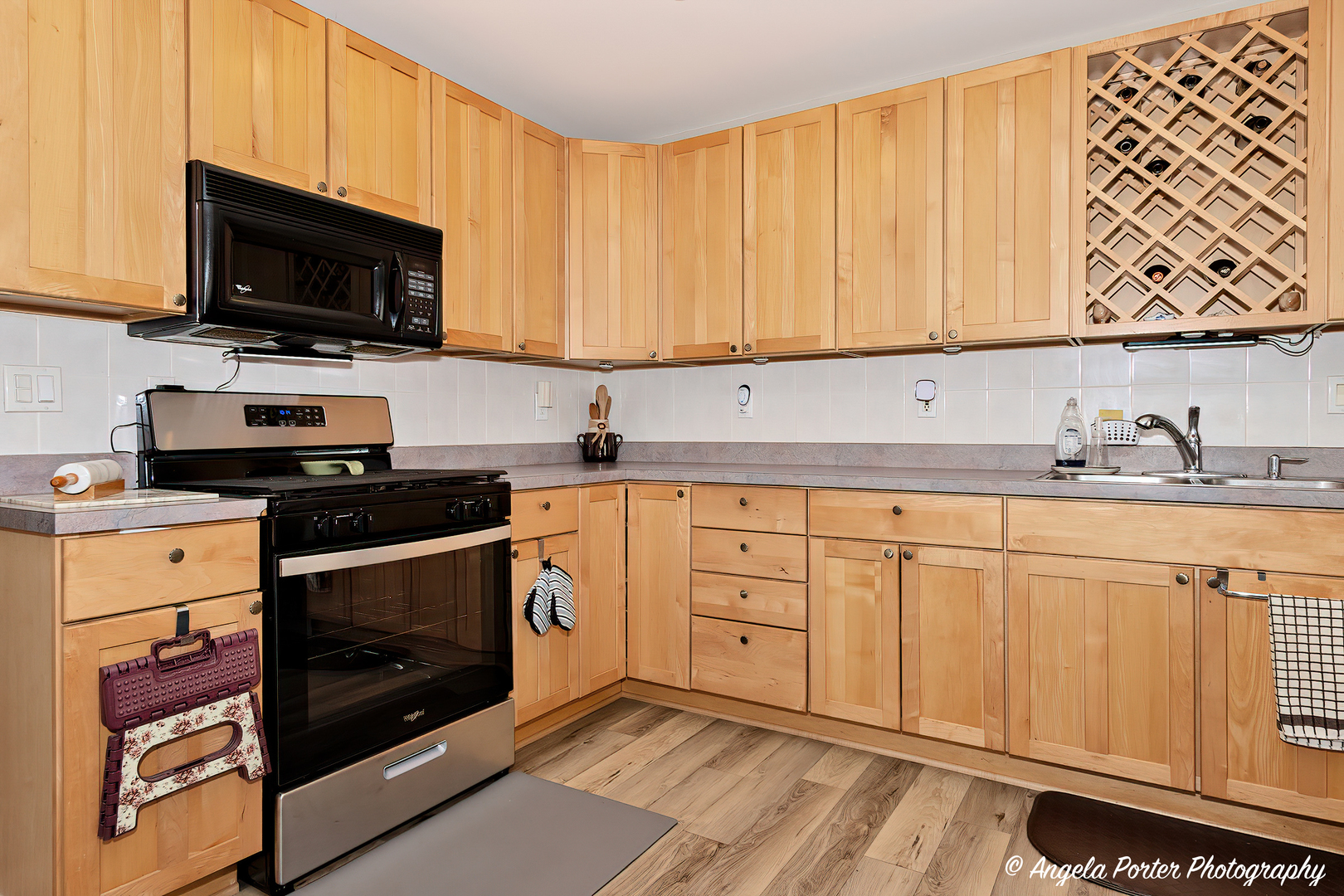 122 Bright Oaks Circle Cary, IL 60013 - Photo 8 of 28 a kitchen with stainless steel appliances granite countertop a stove a sink and a microwave