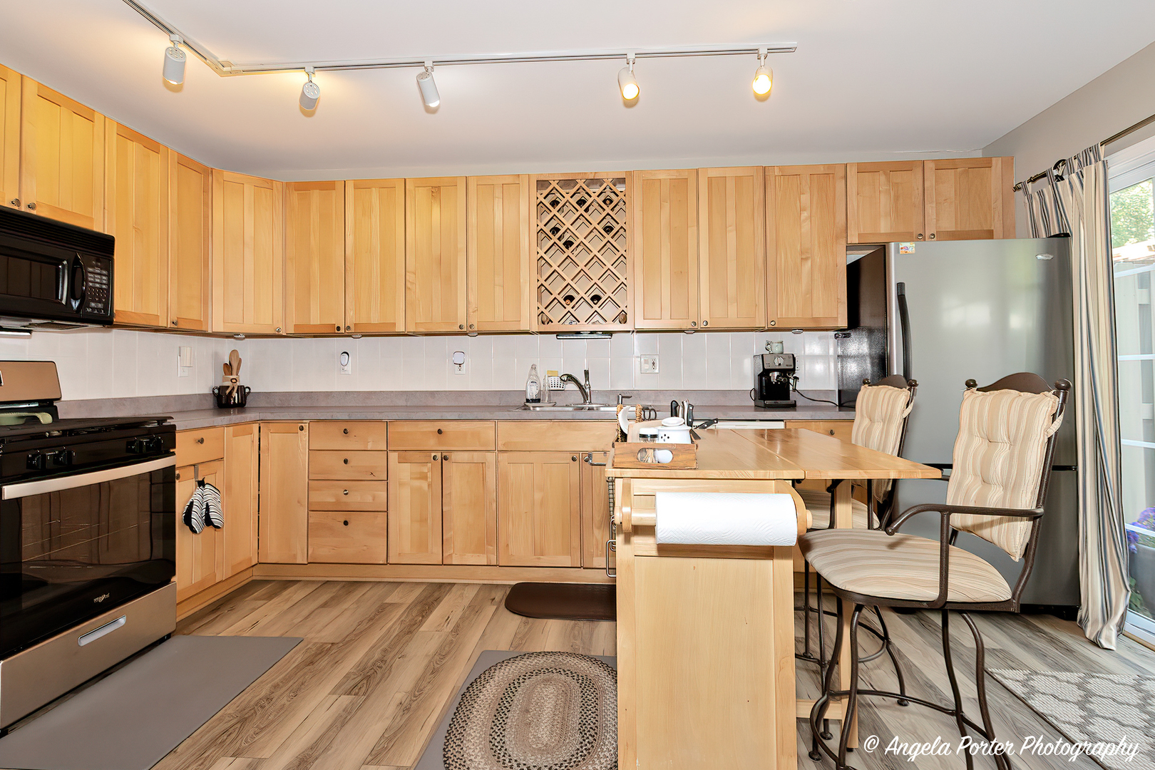 122 Bright Oaks Circle Cary, IL 60013 - Photo 9 of 28 a kitchen with a refrigerator and a stove top oven