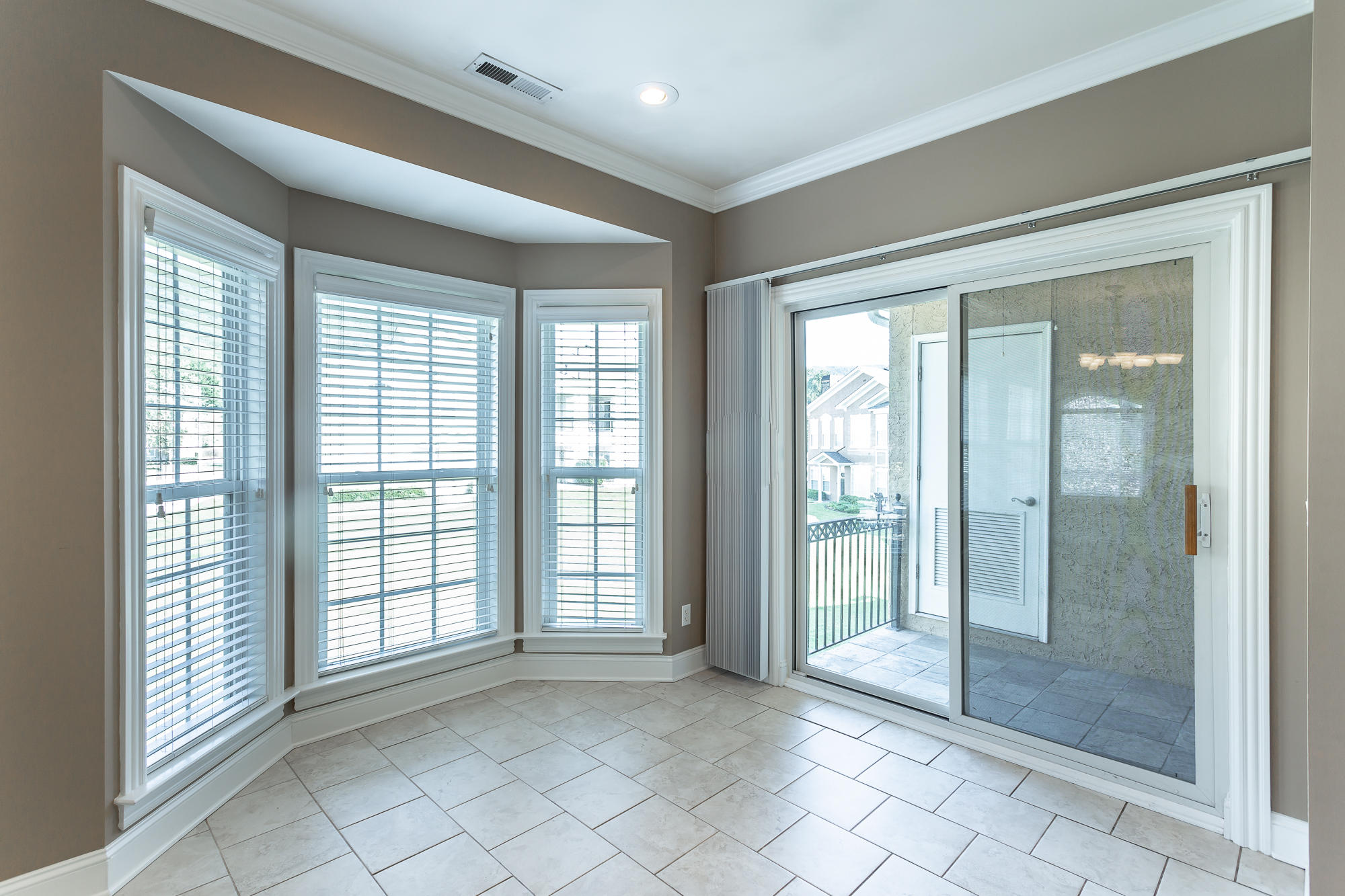 810 Renaissance Court Chattanooga, TN 37419 - Photo 9 of 40 Breakfast Area